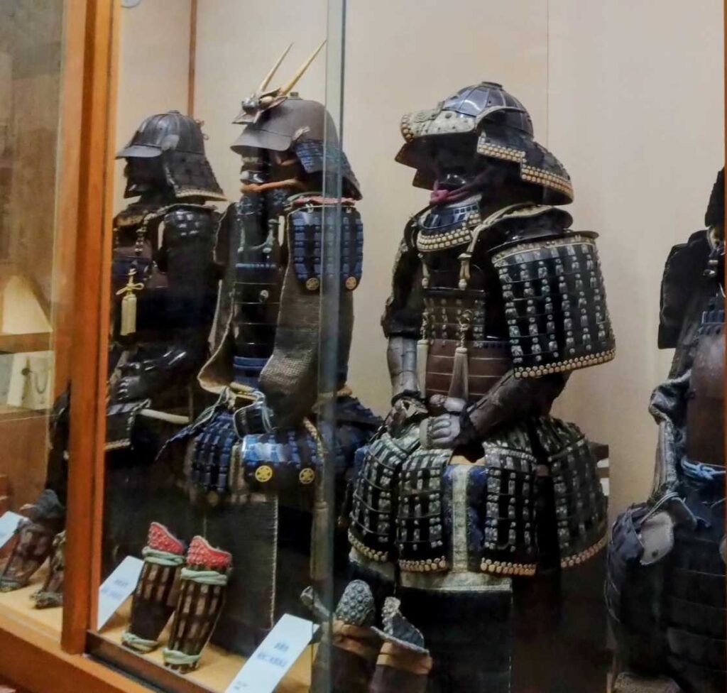 刀剣や鎧などの貴重な展示が並ぶ歴史資料館